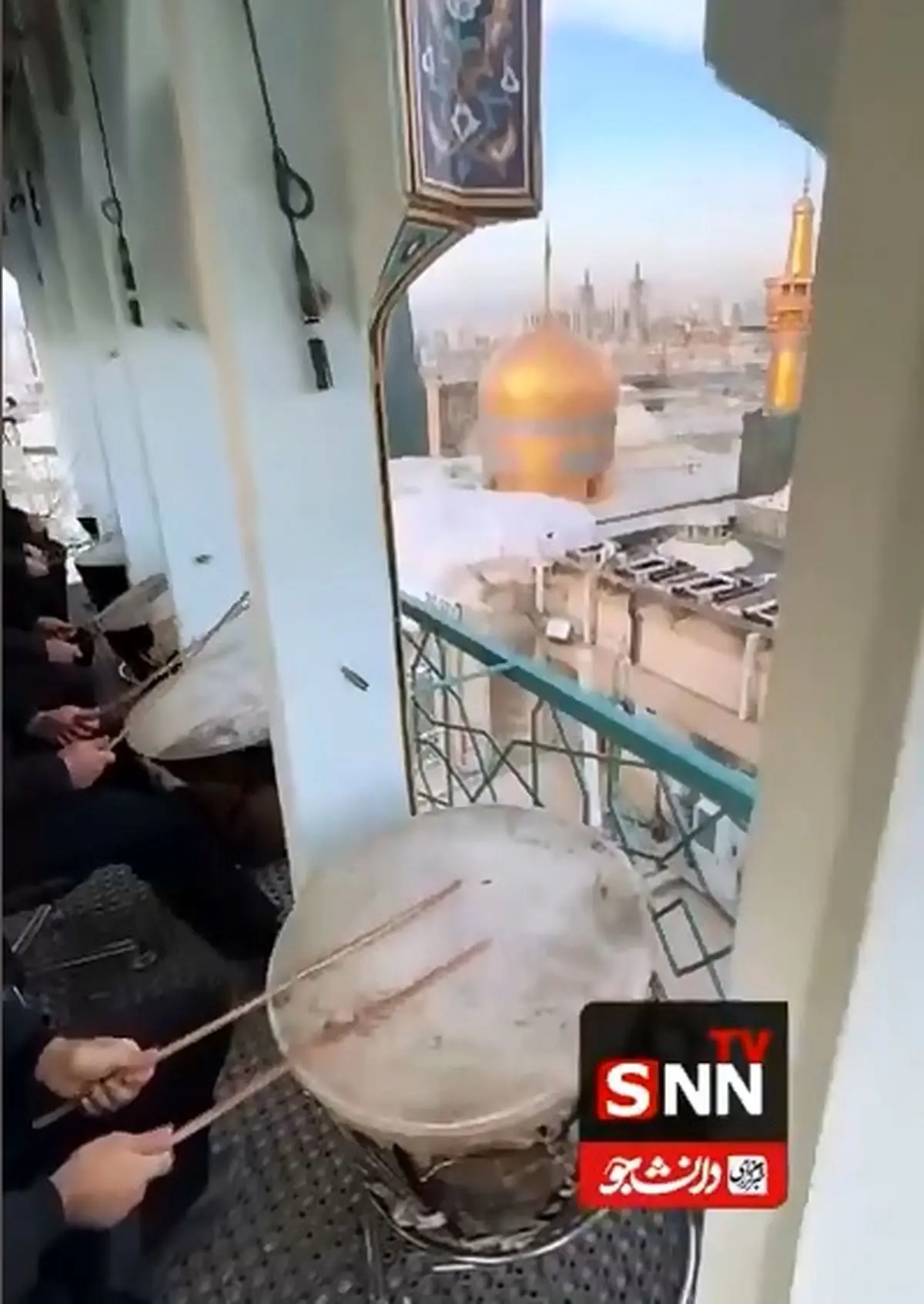 نقار‌ه‌نوازی خادمان حرم رضوی در صبح میلاد حضرت مادر + فیلم