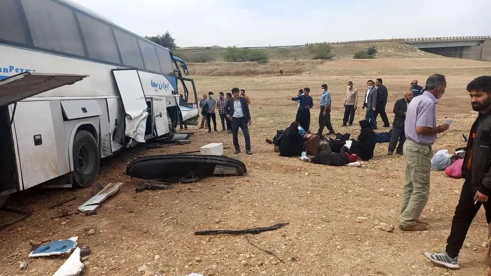 تصادف پژو با اتوبوس در شرق کرمان ۲۷ مصدوم و یک کشته داشت