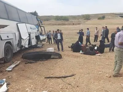  یک کشته و ۱۷ زخمی در تصادف یک دستگاه اتوبوس مسافربری 