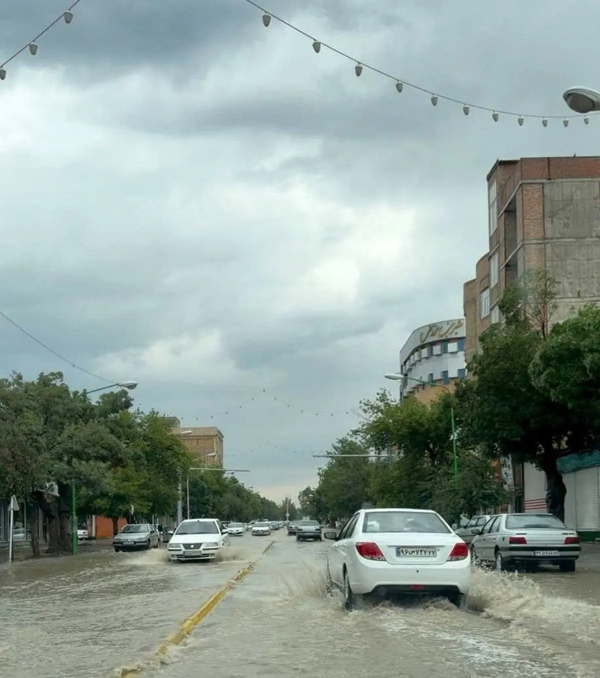 آمادگی کامل نیروهای بحران شهرستان سلماس در پی بارش باران آبگرفتگی معابر