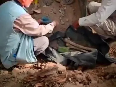 تفحص پیکر یک شهید همراه با نوشتۀ «مرگ بر آمریکا» + فیلم