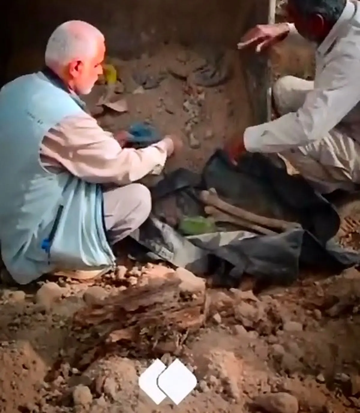 تفحص پیکر یک شهید همراه با نوشتۀ «مرگ بر آمریکا» + فیلم