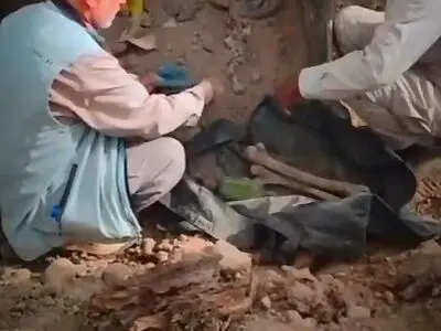 تفحص پیکر یک شهید همراه با نوشتۀ «مرگ بر آمریکا» + فیلم