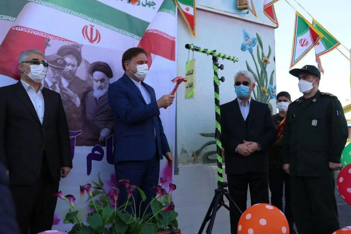 نواخته شدن زنگ انقلاب توسط استاندار گیلان در یکی از مدارس رشت 