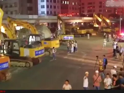 فیلم / تخریب پل روگذر با استفاده همزمان از ۱۱۶ بیل مکانیکی