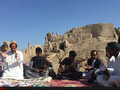 فیلم/اجرای موسیقی مقامی بلوچ در قلعه بمپور بلوچستان 