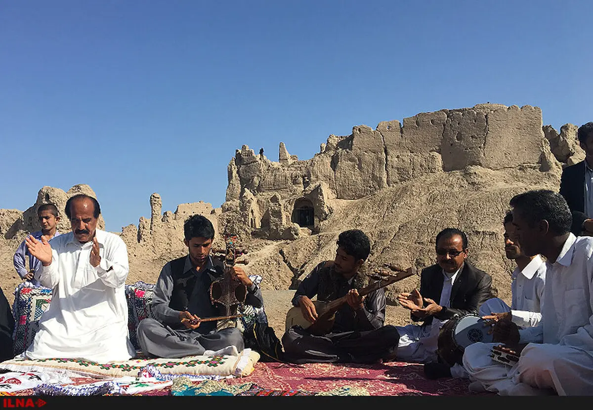فیلم/اجرای موسیقی مقامی بلوچ در قلعه بمپور بلوچستان 