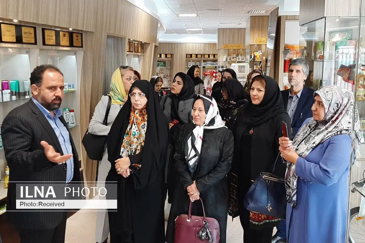 بازدید جمعی از زنان بازرگان کشور از نمایشگاه توانمندی صنایع قزوین