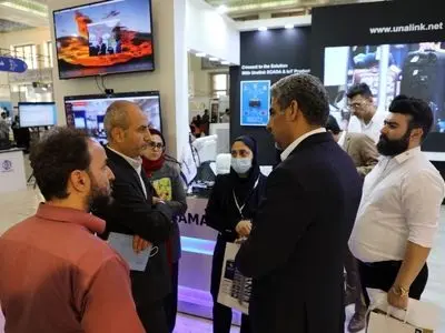 بازدید رئیس کمیته اقتصاد دیجیتال مجلس از غرفه‌های «یونالینک» و «هوش‌سامان»