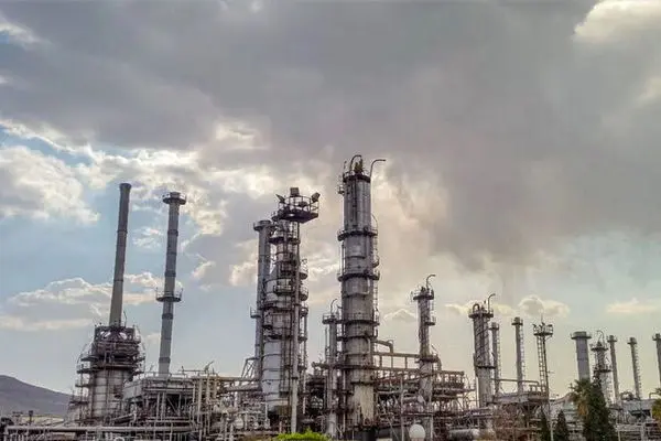 Iran min. declares discovery of major gas, oil reserves in S.