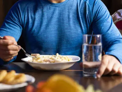 چرا نوشیدن آب همراه غذا اشتباه است ؟
