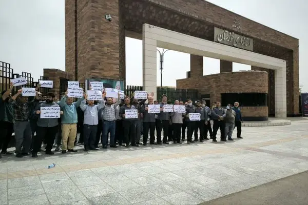 تجمع نیروهای حراست شرکت نفت و گاز کارون مقابل استانداری خوزستان 