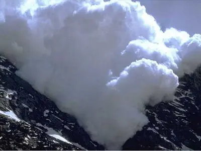 ممنوعیت تردد در محور فشم به شمشک تا اطلاع ثانوی به دلیل بارش شدید و خطر ریزش بهمن