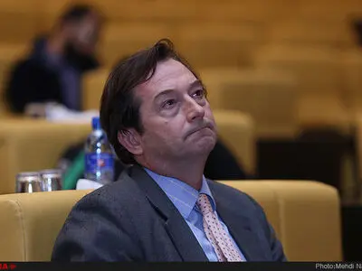 سفیر انگلیس در تهران با زلزله‌زدگان غرب ایران ابراز همدردی کرد