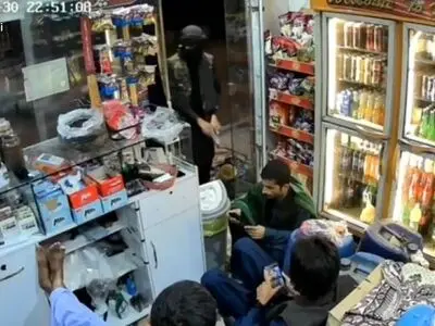 ویدیویی از لحظه سرقت مسلحانه از یک سوپر مارکت در سراوان