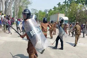 ضرب و شتم کارگران چرم‌دوز اخراجی در هند توسط پلیس