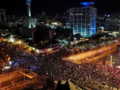 Israeli settlers hold massive protests in Tel Aviv