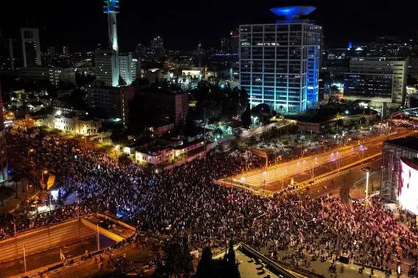 Israeli settlers hold massive protests in Tel Aviv