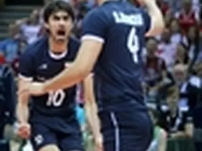 والیبالیست های ایران با مچ بند سیاه مقابل امریکا