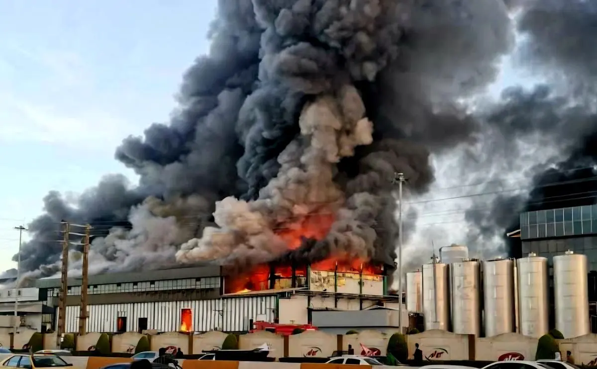 آتش‌سوزی در کارخانه کاله؛ تلاش برای مهار آتش ادامه دارد