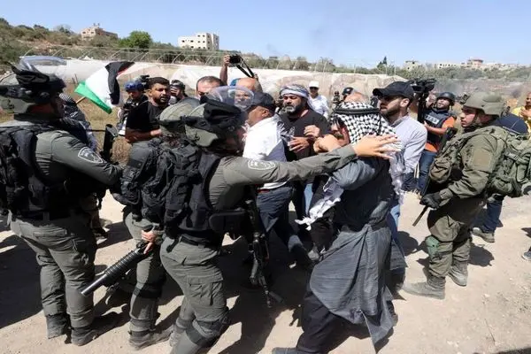 بازداشت ۱۵ فلسطینی توسط نظامیان صهیونیست در کرانه باختری