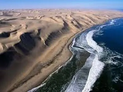 نمایی زیبا از تلاقی اقیانوس و کویر + فیلم
