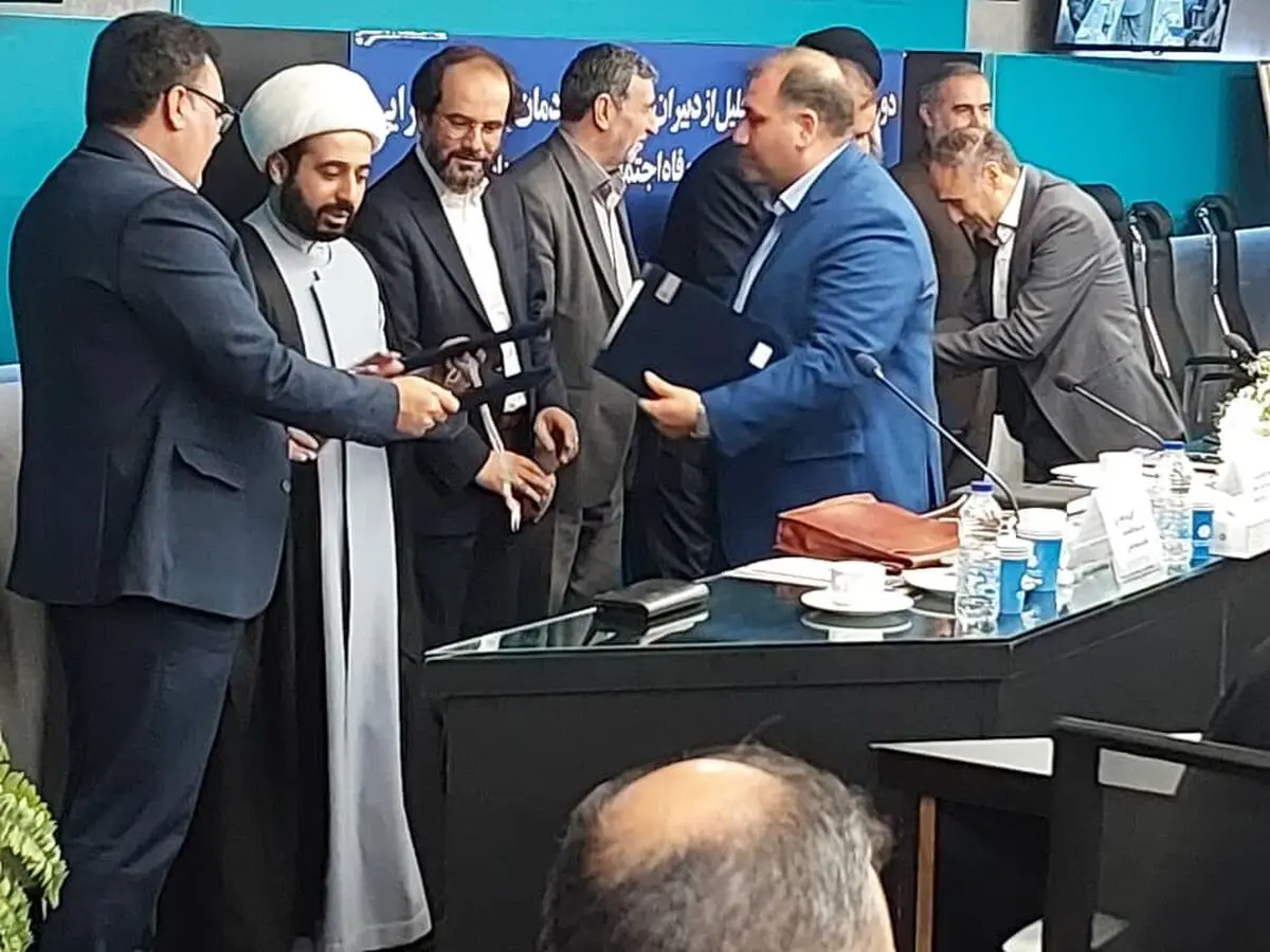 دوره آموزشی و تجلیل از فعالان اقامه نماز در بانک توسعه تعاون برگزار شد