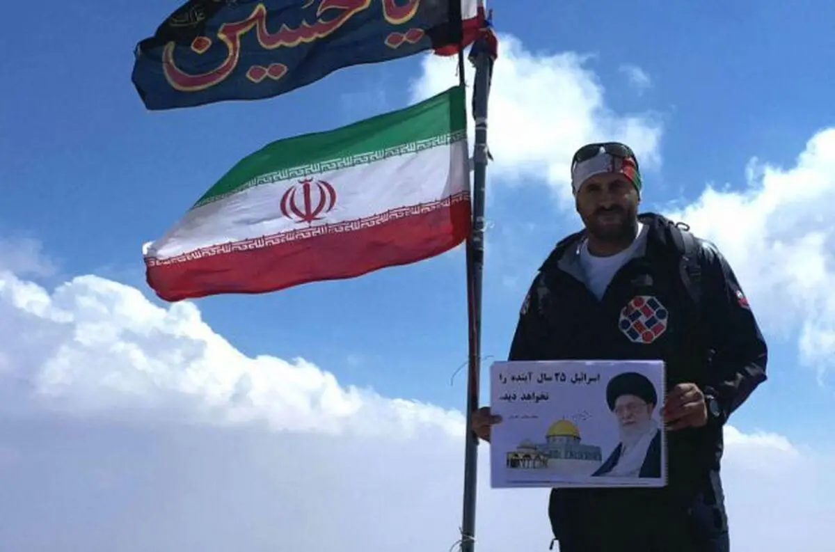 اهتزاز پرچم عاشورایی یاحسین (ع) برفراز بلندترین قله در سرزمین مقاومت