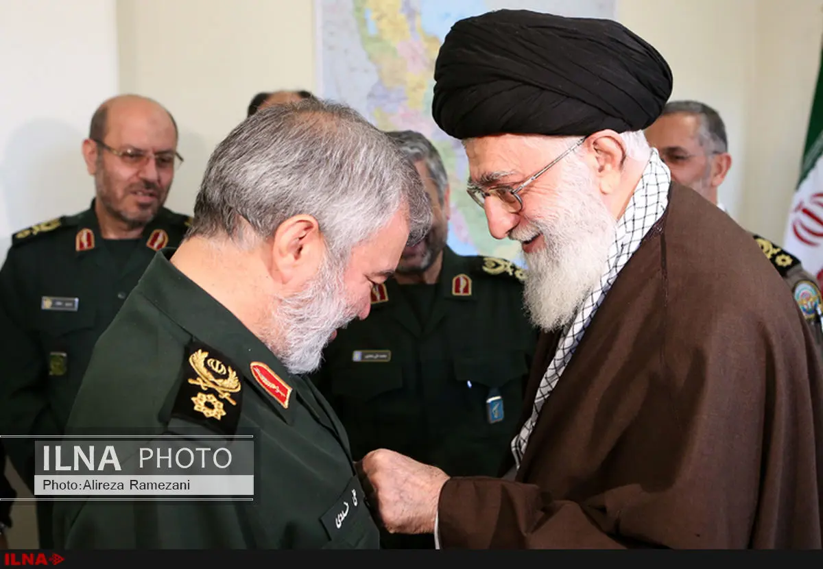 اعطای نشان فتح به فرماندهان بازداشت کننده نظامیان متجاوز آمریکایی