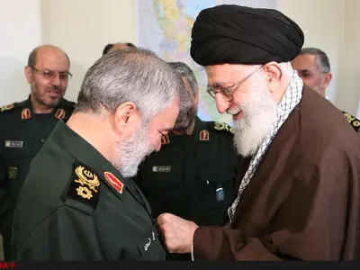 اعطای نشان فتح به فرماندهان بازداشت‌ کننده نظامیان متجاوز آمریکایی