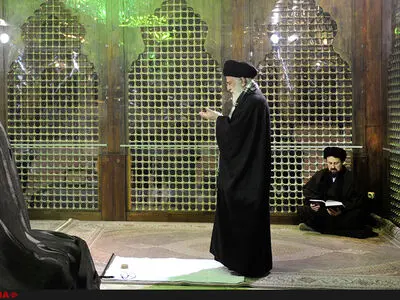 فیلم / حضور رهبر انقلاب  در مرقد مطهر امام راحل و گلزار شهدای بهشت زهرا 