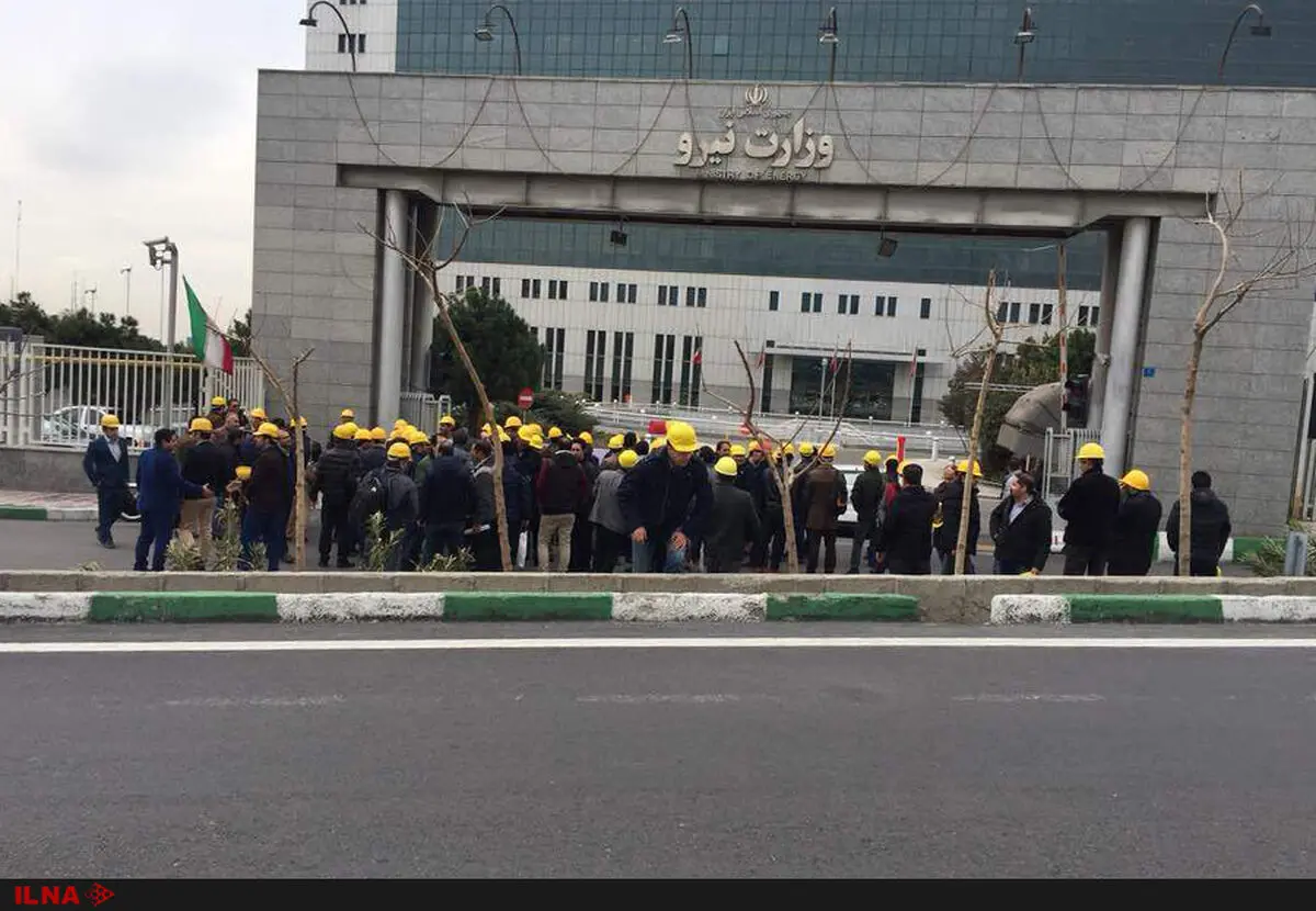 تجمع کلاه‌زردها مقابل وزارت نیرو/معترضان: اراده‌ای برای جذب وجود ندارد