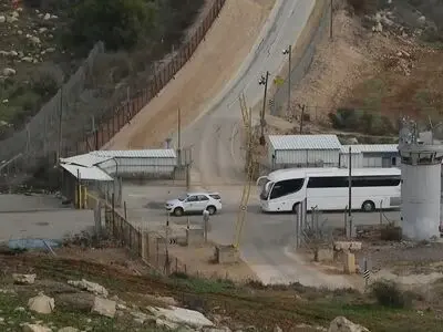 اولین اتوبوس حامل اسرای فلسطینی آزاد شده طبق توافق طوفان الاقصی وارد رام الله شد + فیلم