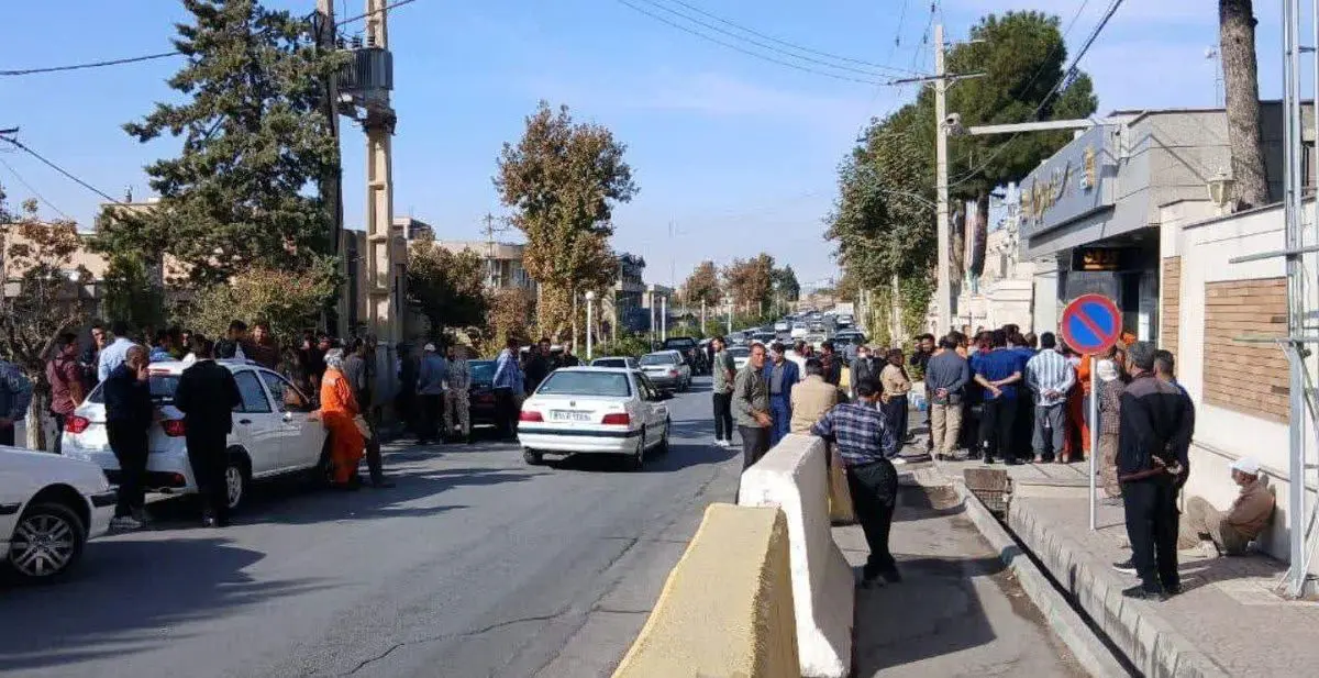 تجمع کارگران پیمانکاری شهرداری ایلام/ دو تا سه ماه دستمزد نگرفته‌ایم