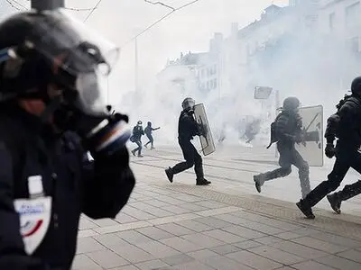 پلیس فرانسه از گاز اشک‌آور برای متفرق کردن تظاهرات کنندگان استفاده کرد
