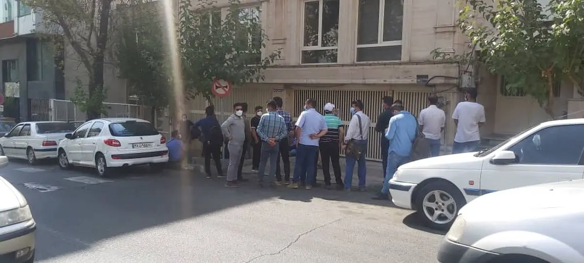 تجمع تعدادی از پذیرفته‌شدگان آزمون استخدامی پالایشگاه نفت سنگین قشم/ بلاتکلیفی ۲ساله ادامه دارد