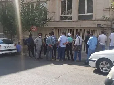 تجمع تعدادی از پذیرفته‌شدگان آزمون استخدامی پالایشگاه نفت سنگین قشم/ بلاتکلیفی ۲ساله ادامه دارد