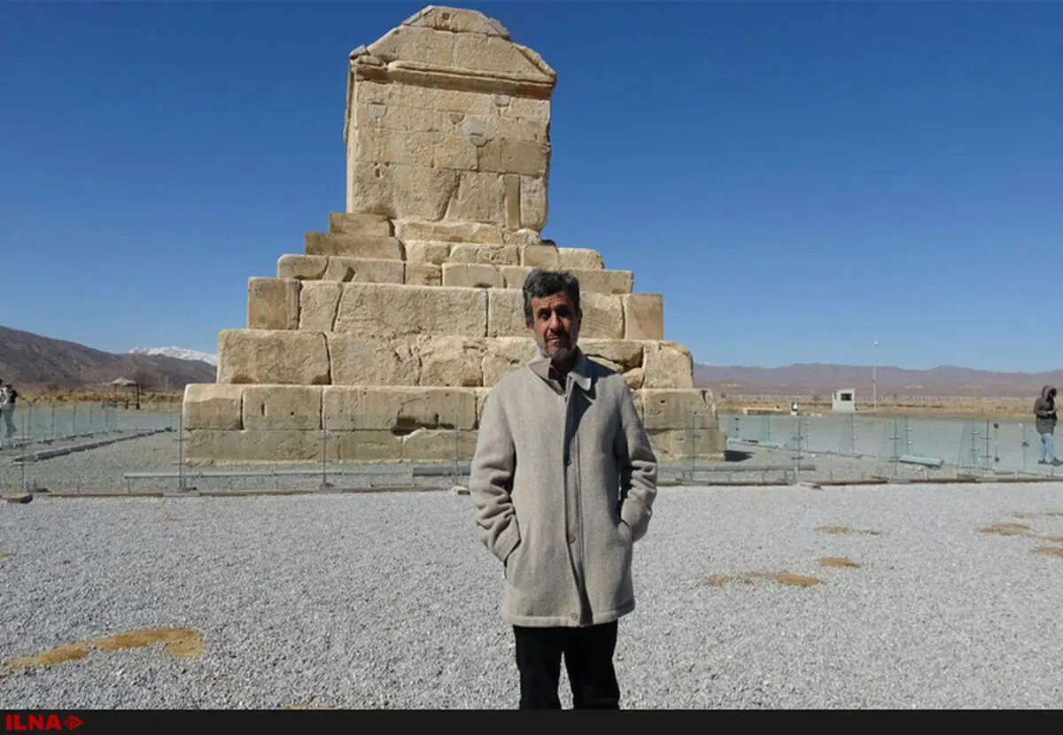 احمدی‌نژاد از تخت جمشید و مقبره کوروش بازدید کرد +عکس