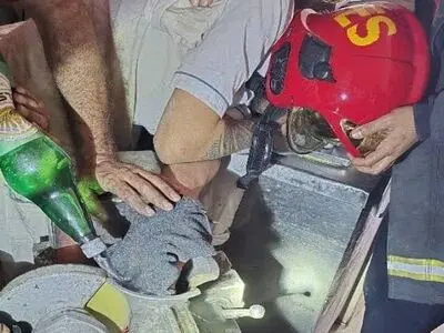دست کارگر قناد در چرخ گوشت صنعتی گیر کرد