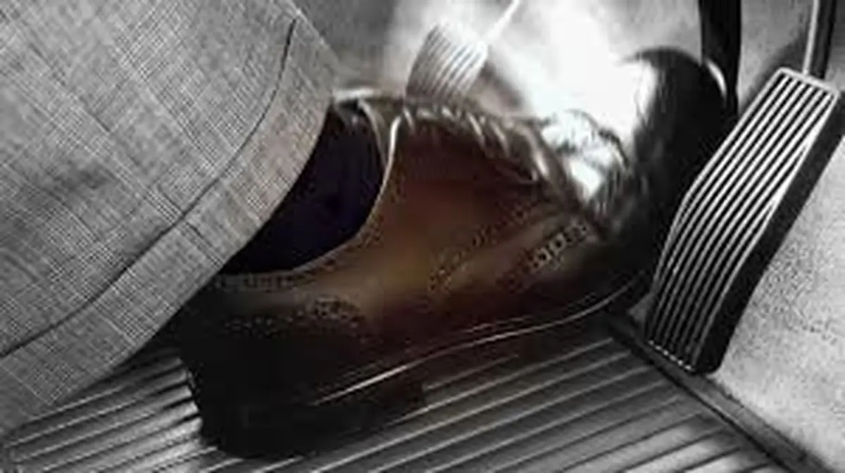 سفت شدن پدال ترمز خودرو و دلایل اصلی آن