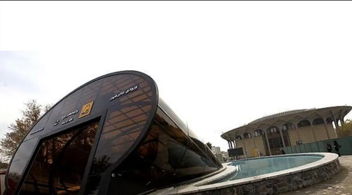 حوض اصلی مجموعه در حریم تئاتر شهر سالم است