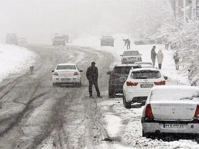 بارش برف در محورهای مواصلاتی قزوین آغاز شد