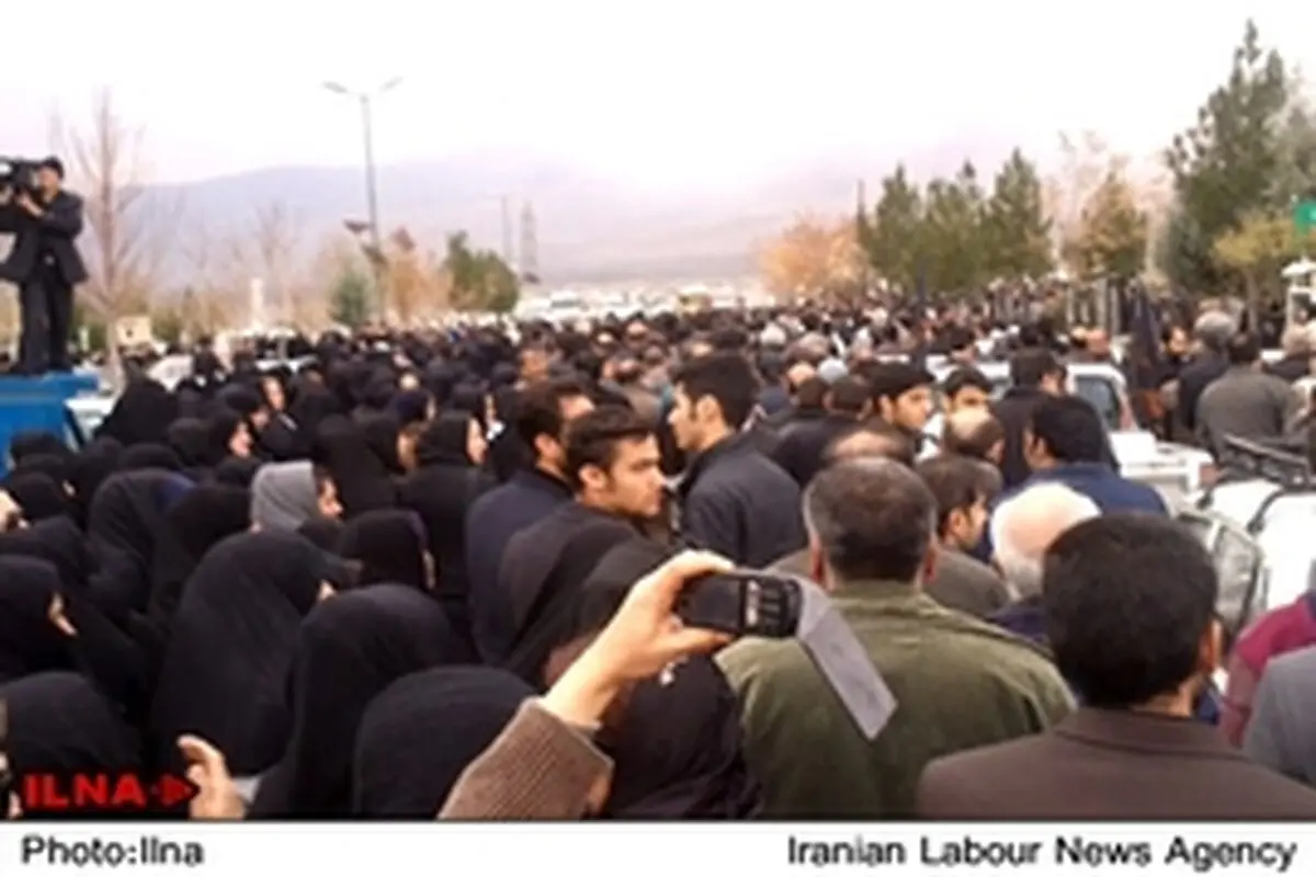 حضور هزاران نفر در مراسم تشییع پیکر معلمی که توسط شاگردش به قتل رسید / فیلم