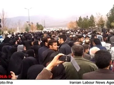 حضور هزاران نفر در مراسم تشییع پیکر معلمی که توسط شاگردش به قتل رسید / فیلم