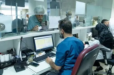 قطع خدمات‌رسانی برخی مراکز درمانی به بازنشستگان فرهنگی/ بازنشستگان برای بیمه تکمیلی هزینه می‌پردازند اما درمان رایگان ندارند
