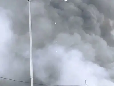کمک به اطفاء حریق اسکله شهید رجایى با تلاش بالگردهاى هلال احمر و با رها کردن کیسه هاى پودر خاموش کننده در مرکز آتش + فیلم
