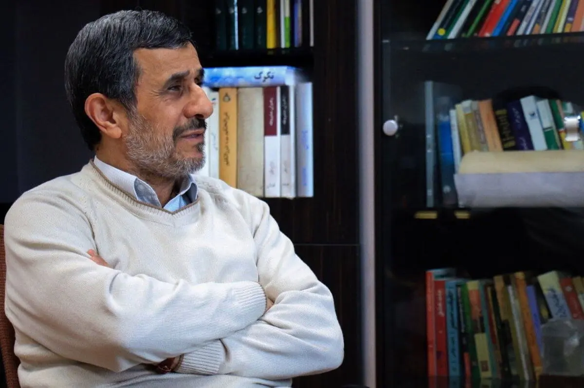 ویژگی احمدی‌نژاد این است که «جناب» و «حضرت» نیست/ همه در کشور فکر می‌کنند برای حل مشکلات باید وزیر شد یا رئیس‌جمهور/ اگر مولانا در عصر ما زندگی می‌کرد کتابش مجوز نمی‌گرفت