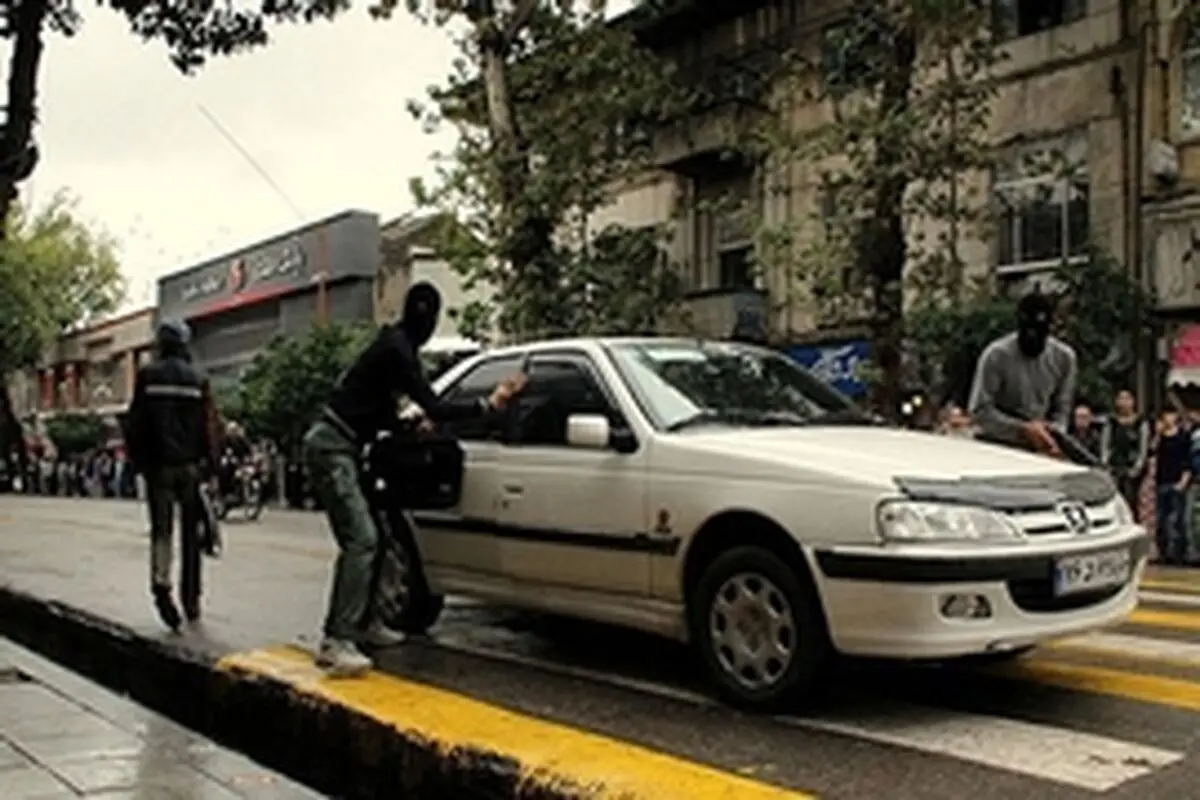 دستگیری زن کلاهبردار و باند سارق مقابل بانکی