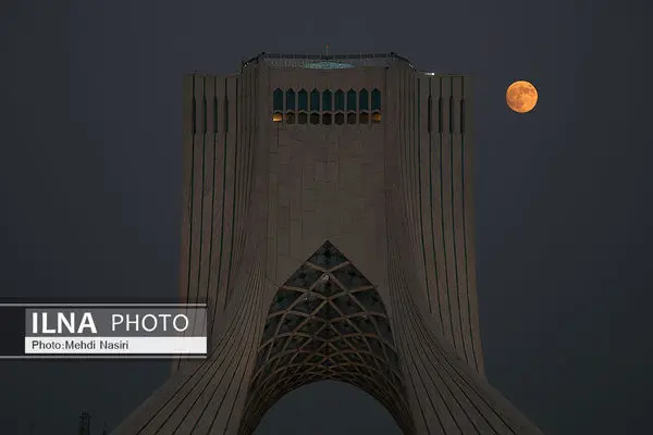 تک عکس/ ماه برفراز برج آزادی