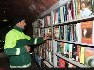کارگران زباله‌گرد آنکارا از کتاب‌های دور ریخته شده، کتابخانه ساختند